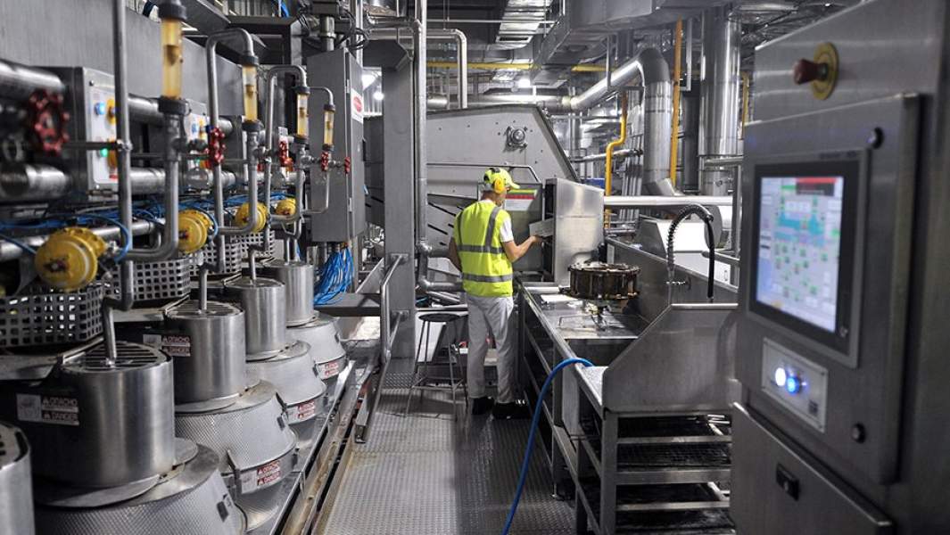 Рабочий контролирует оборудование на заводе PepsiCo
