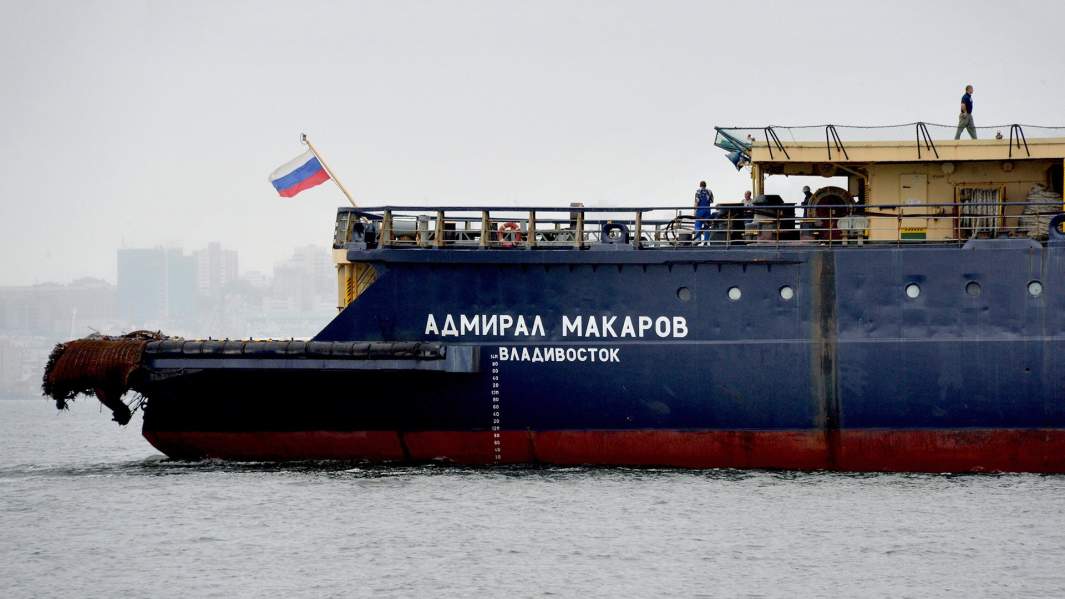 Ледокол «Адмирал Макаров» в проливе Босфор Восточный во время ухода в рейс по обеспечению летней навигации на трассе Северного морского пути в восточном районе Арктики