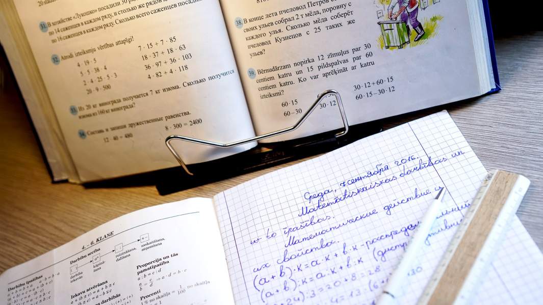 Билингвальный учебник по математике, по которому учатся дети в русской школе в Латвии, и ученическая тетрадь