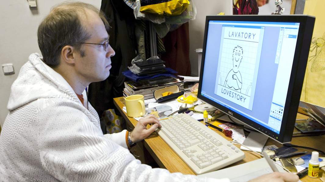 Константин Бронзит за работой в своей студии