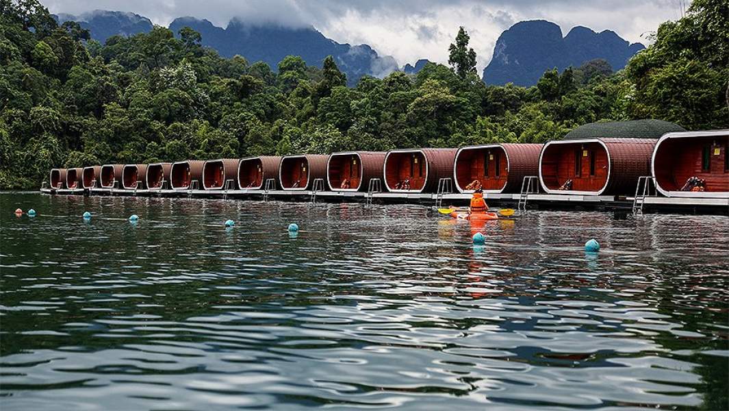 Плавучие туристические домики на озере Чео Лан в национальном парке Као Сок