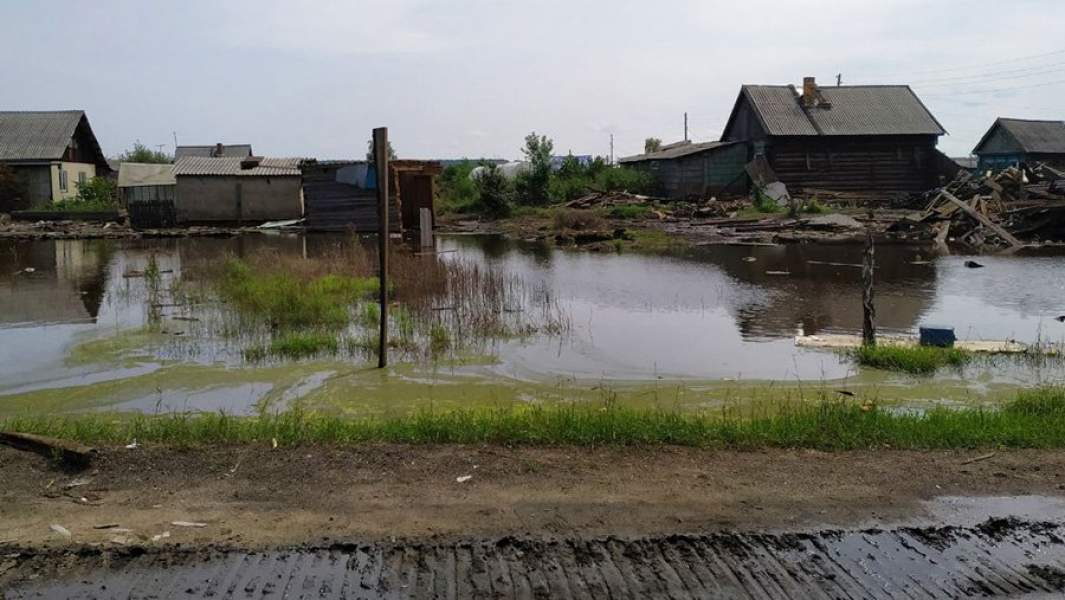Затопленная улица в городе Тулун в Иркутской области