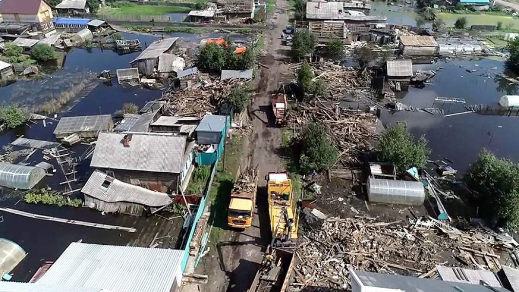 Ликвидация последствий паводка в одном из населенных пунктов в Иркутской области