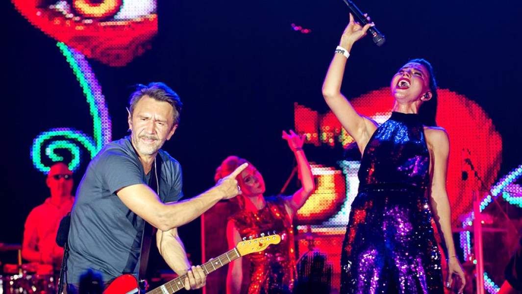 Сергей Шнуров и бэк-вокалистка Флорида Чантурия выступают на концерте в день закрытия фестиваля «Таврида-АРТ»