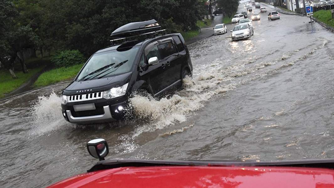 Автомобили на одной из улиц Владивостока после сильных дождей