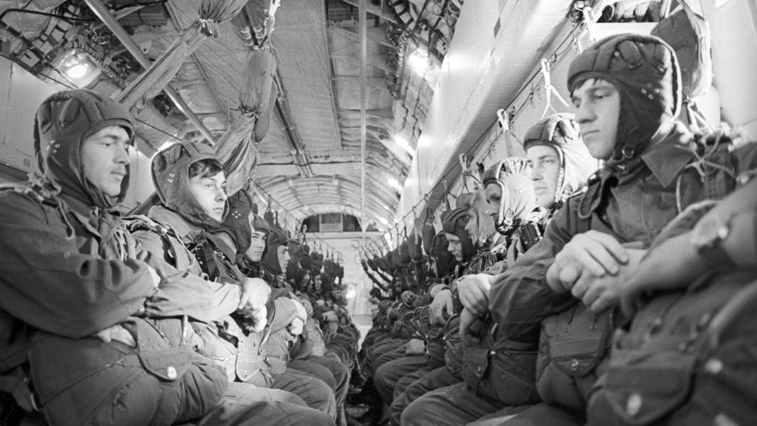 Десантники перед выброской из самолета Ил-76.
