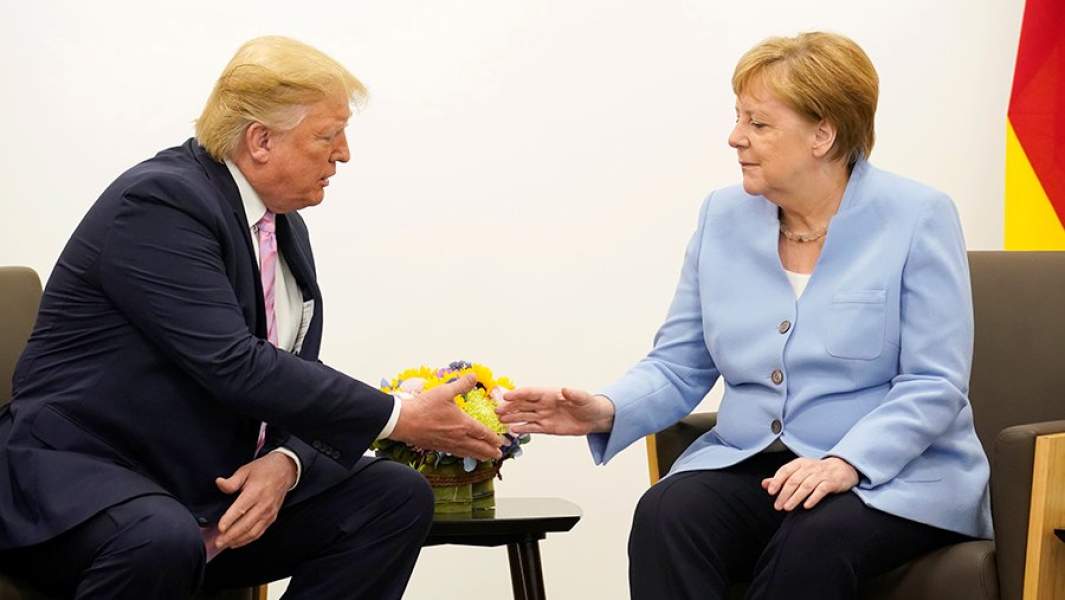 Президент США Дональд Трамп и канцлер Германии Ангела Меркель на встрече во время саммита G20 в Осаке. 28 июня 2019 года