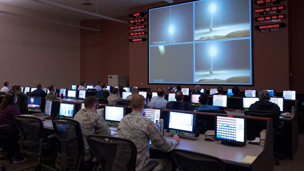 Командный пункт американской 576-й летно-испытательной эскадрильи на авиабазе Ванденберг во время учебного запуска межконтинентальной баллистической ракеты «Минитмен III»