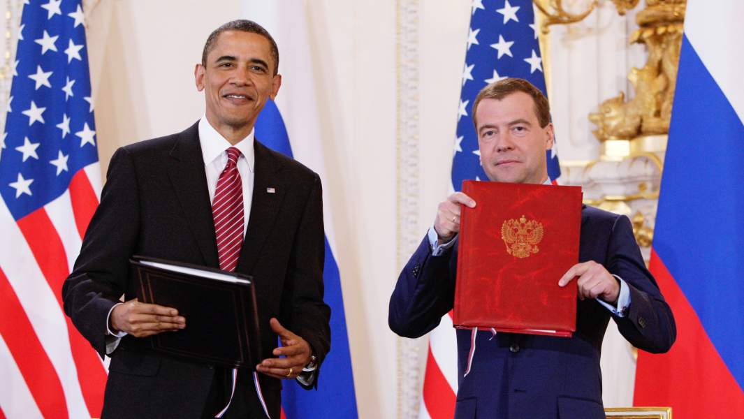 Президент США Барак Обама и Дмитрий Медведев во время подписания договора по СНВ.