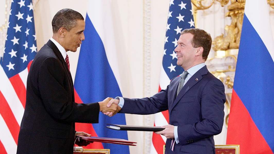 Президент США Барак Обама и президент России Дмитрий Медведев (слева направо) во время подписания договора по СНВ, Прага