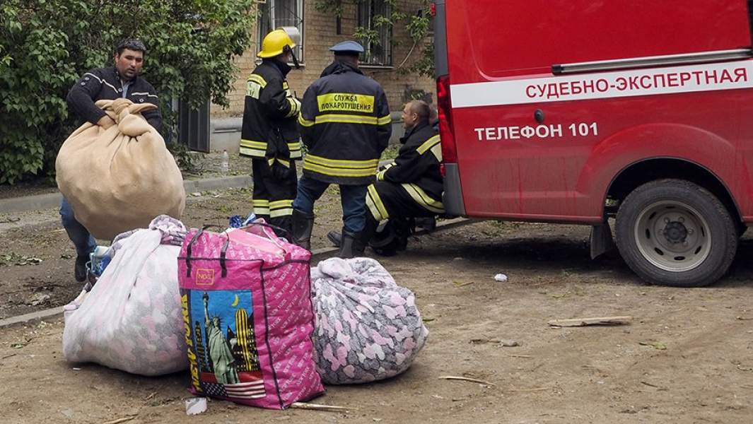 Жители дома  забирают вещи из квартир