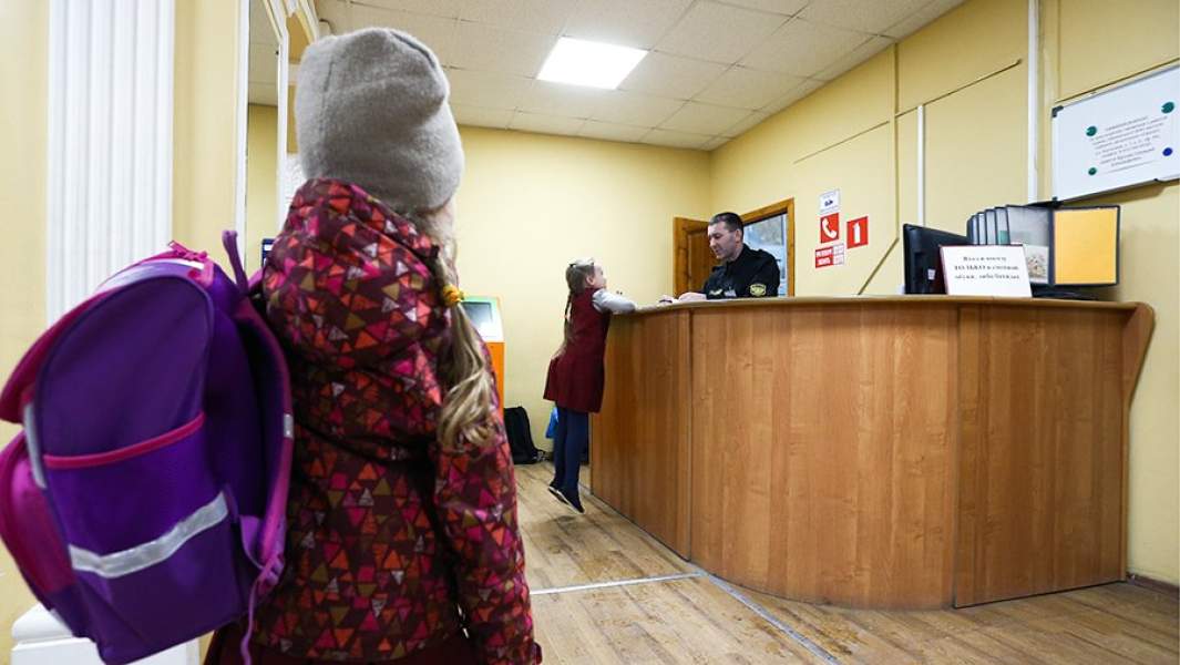 Девочка и охранник