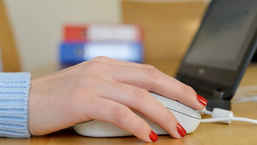 Женщина за компьютером