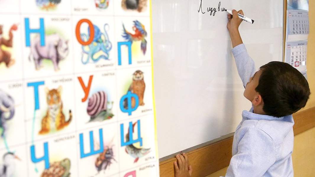 мальчик пишет на доске