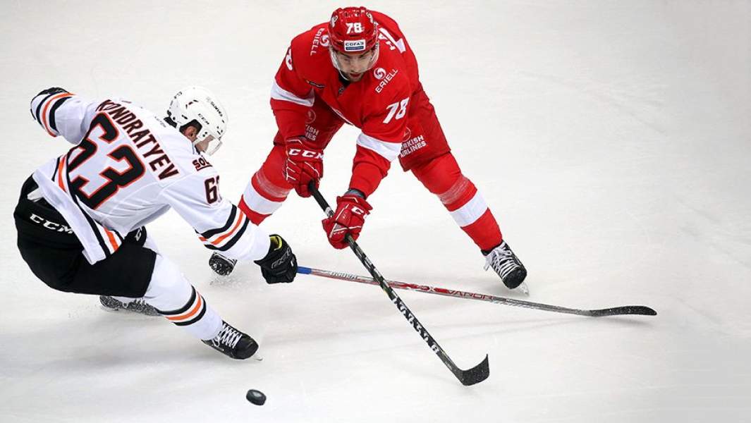 Игроки «Амура» Максим Кондратьев и «Спартака» Робин Ганзл (слева направо) в матче чемпионата КХЛ