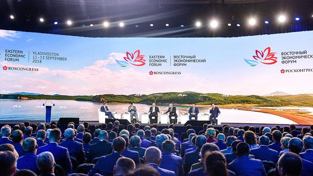 Президент РФ Владимир Путин, президент Монголии Халтмаагийн Баттулга и премьер-министр Республики Корея Ли Нак Ен (слева направо) и т. д  во время IV Восточного экономического форума на территории Дальневосточного федерального университета (ДВФУ) на острове Русский
