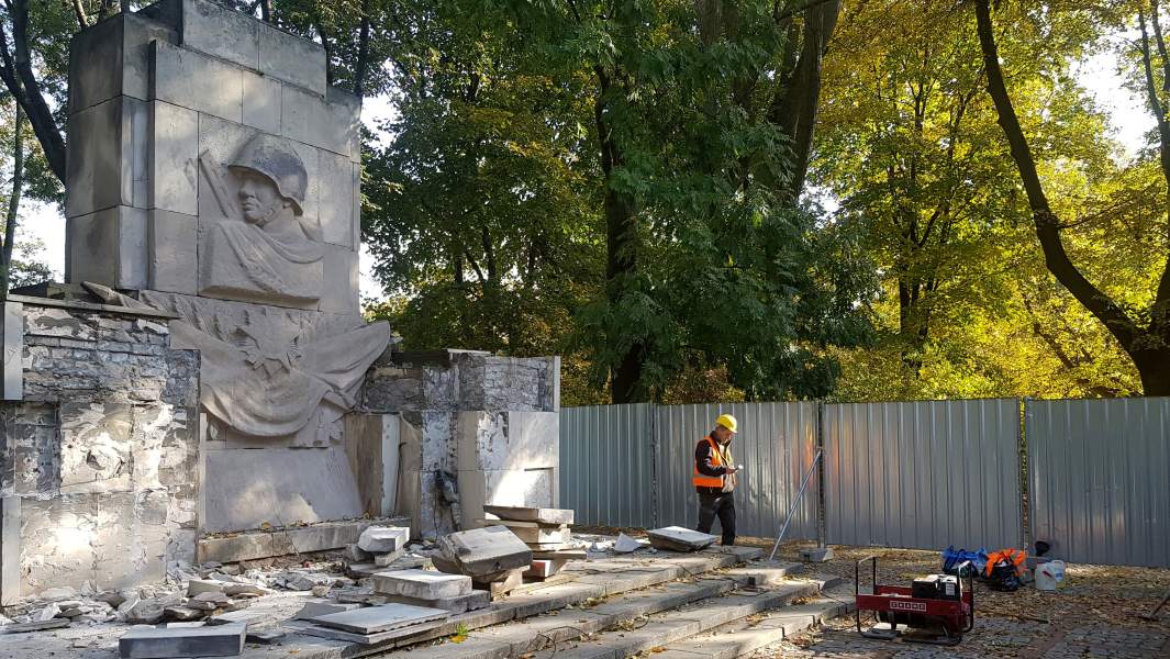 Во время демонтажа памятника Благодарности Красной армии, установленного в Скарышевском парке на правом берегу Вислы, Варшава