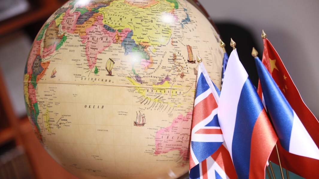 Сергей Бобылев флаги китая россии великобритании и глобус