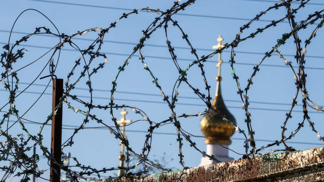 тюрьма на фоне церкви