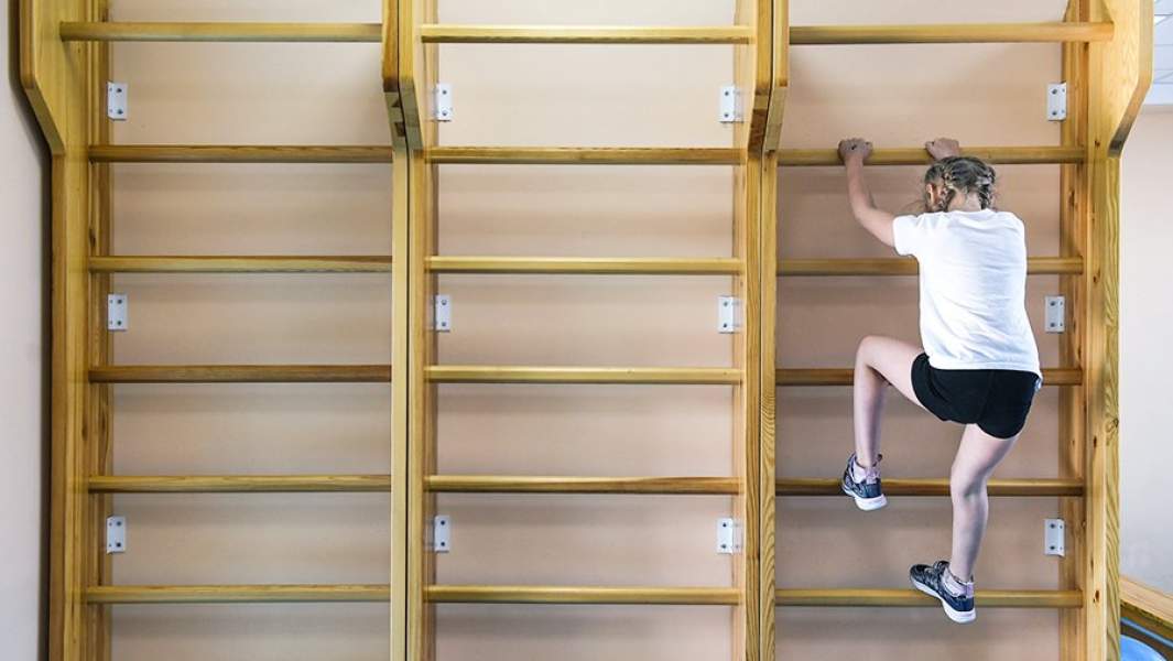 Девочка на уроке физкльтуры