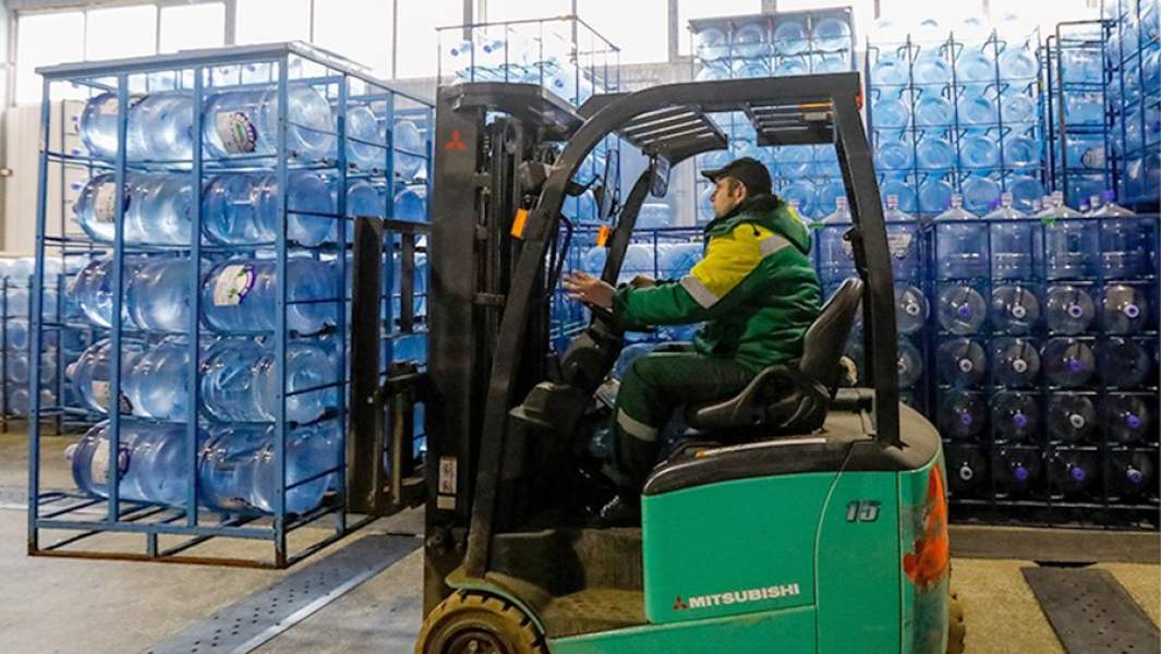 Бутылки с питьевой водой на складе компании «Шишкин Лес»