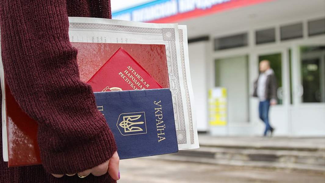 Девушка с документами у центра выдачи паспортов РФ жителям ЛНР