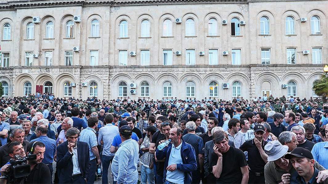 абхазия выборы митинг