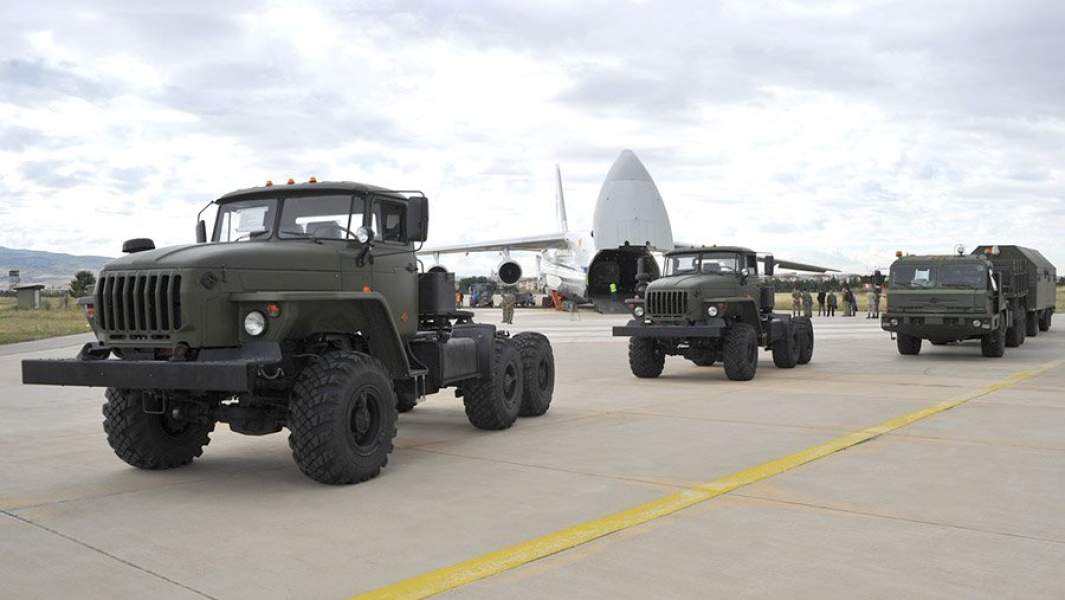 Первая партия компонентов зенитно-ракетных комплексов С-400 доставлена российским военным самолетом на авиабазу в Анкаре