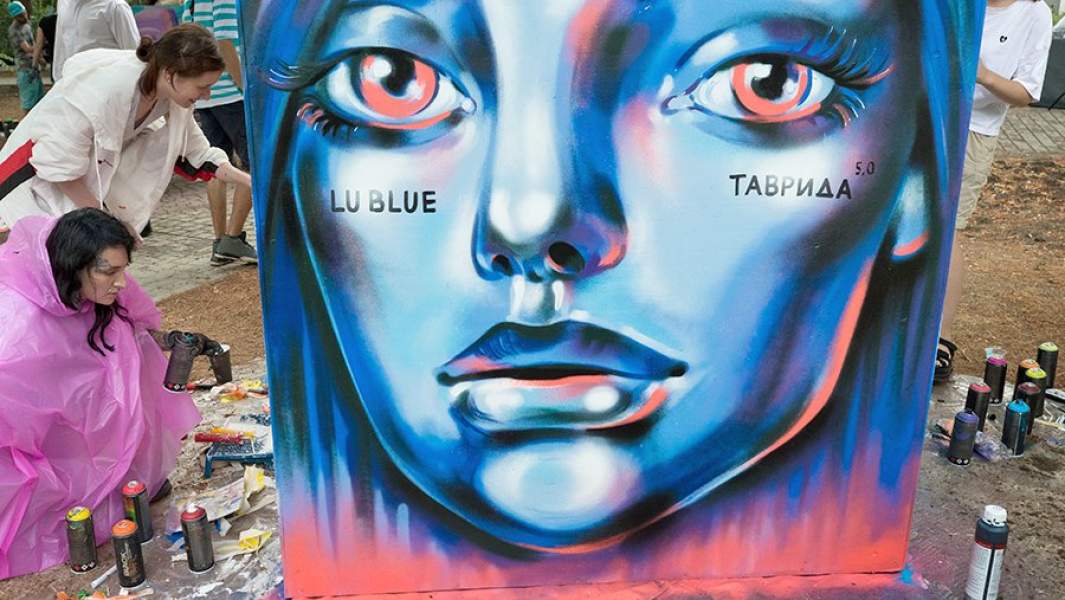 Художницы рисуют в городском парке на стрит-арт фестивале Cube of fame, проходящем в рамках форума молодых деятелей культуры и искусств «Таврида 5.0»