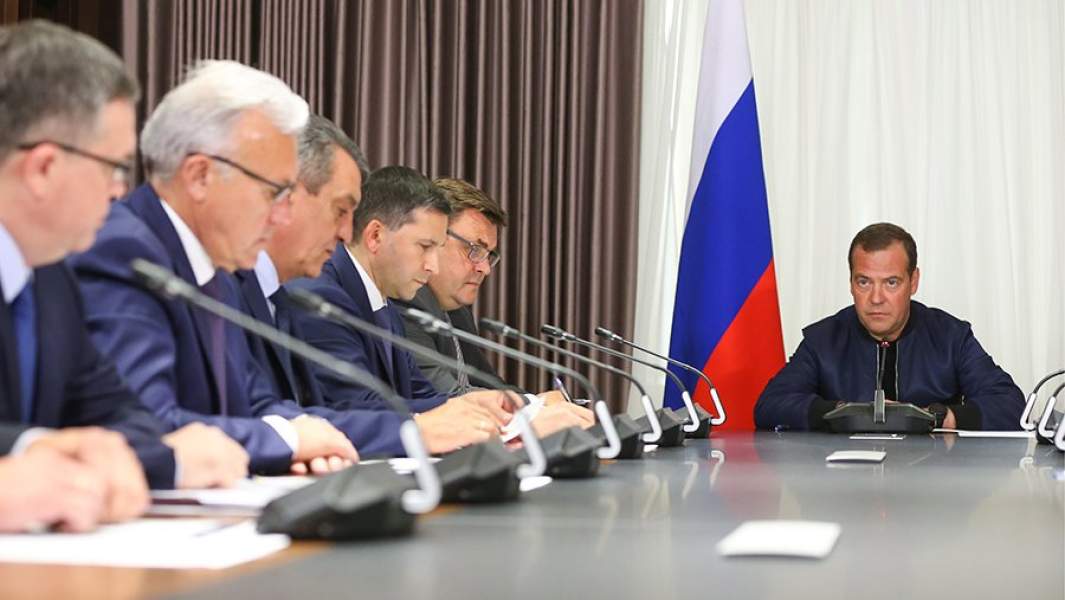 Премьер-министр РФ Дмитрий Медведев на совещании по ситуации с лесными пожарами в Сибири