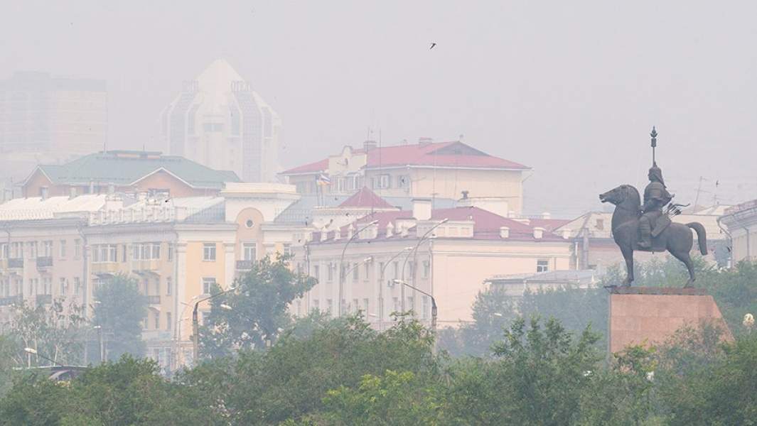 Дым от лесных пожаров над Улан-Удэ