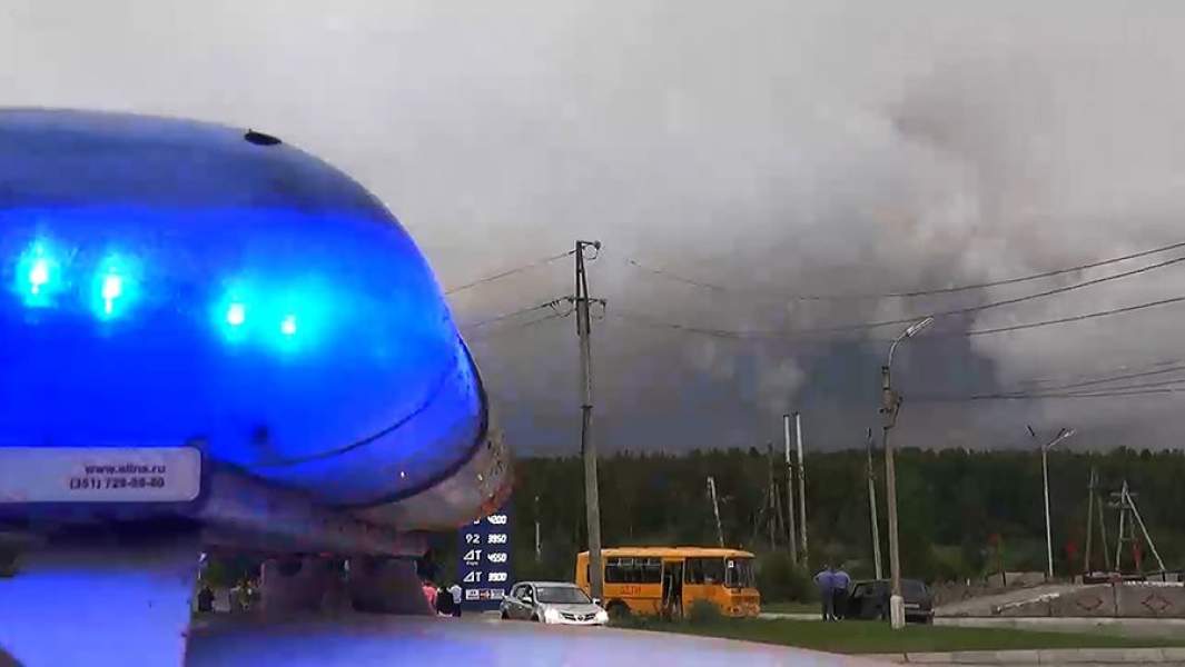 Дым от пожара в хранилище пороховых зарядов к артиллерийским боеприпасам 