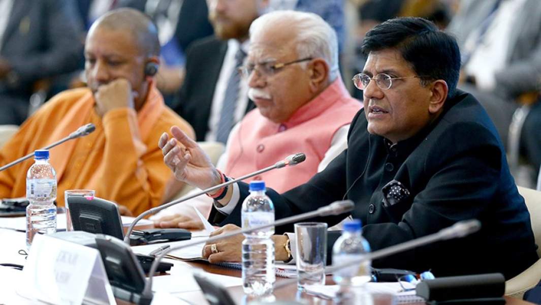 Министр торговли и промышленности Индии Пиюш Гоял (справа) во время пленарного заседания в рамках деловой миссии индийской делегации в преддверии V Восточного экономического форума на территории кампуса Дальневосточного федерального университета, Владивосток