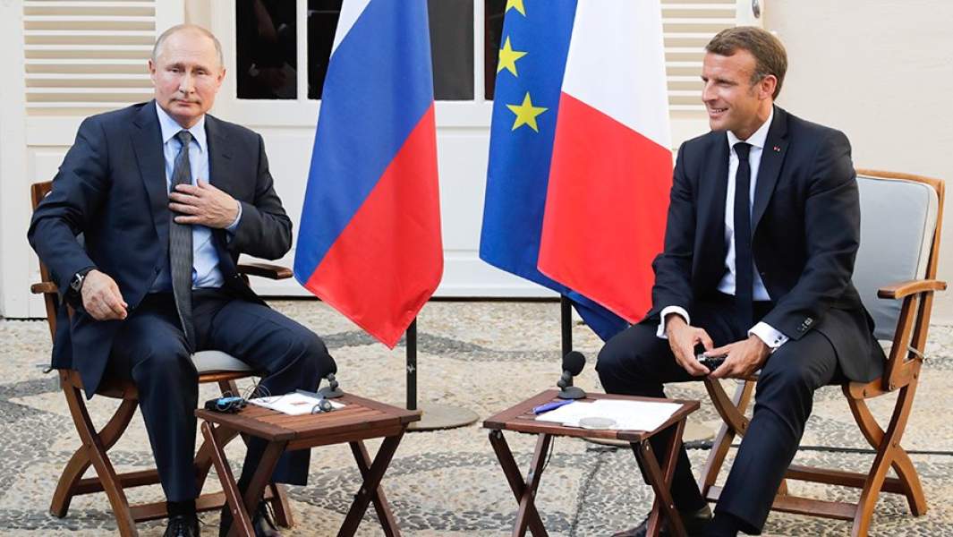 Президент России Владимир Путин и президент Франции Эммануэль Макрон во время встречи на территории форта Брегансон – официальной резиденции президента Франции на юге страны. 19 августа 2019 года