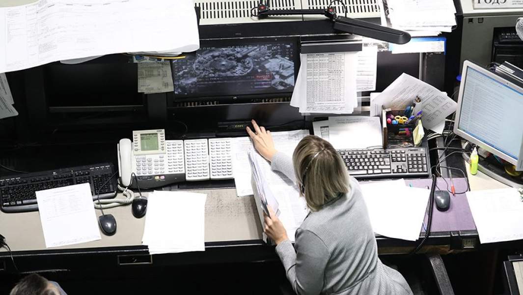 Сотрудница в Центре управления полетами (ЦУП) 