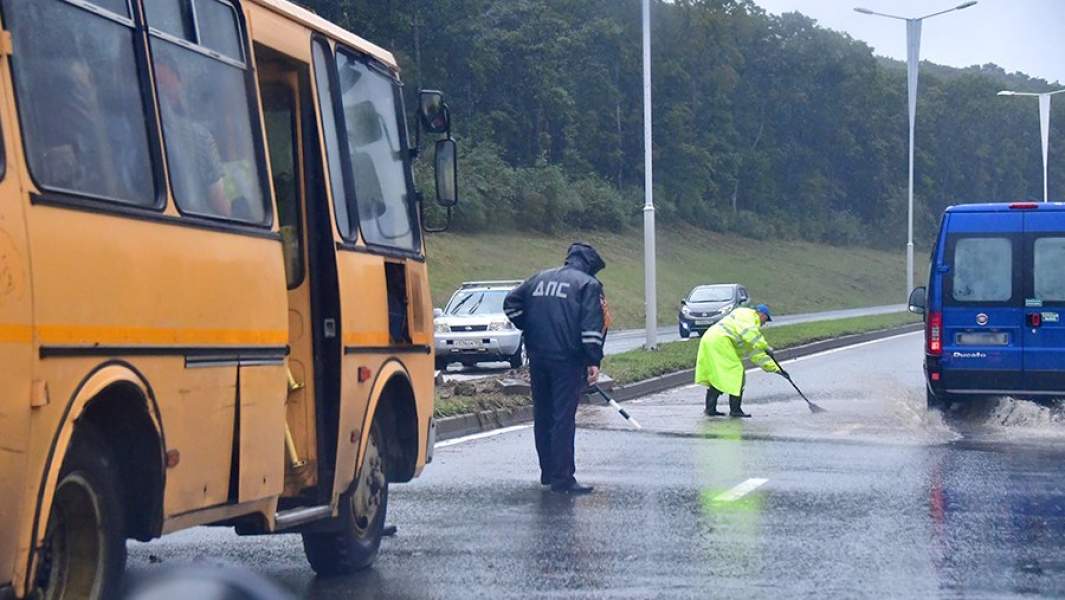 Подтопление дороги во время ливня