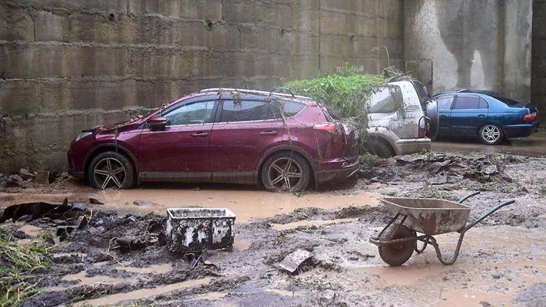 Последствия схода селя из-за сильного ливня в одном из районов Владивостока