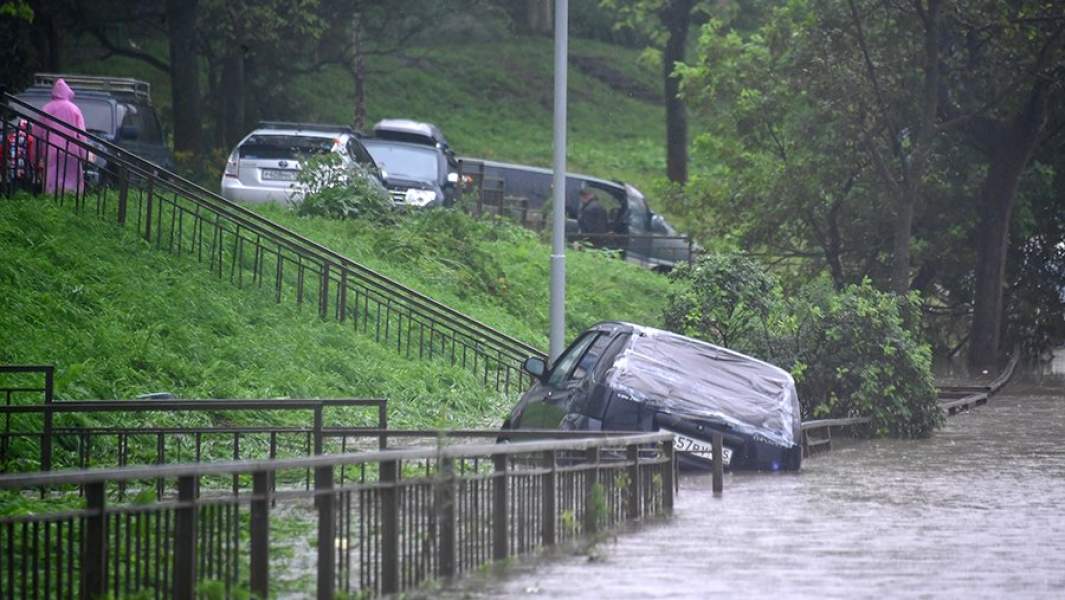 Автомобиль на одной из затопленных улиц Владивостока