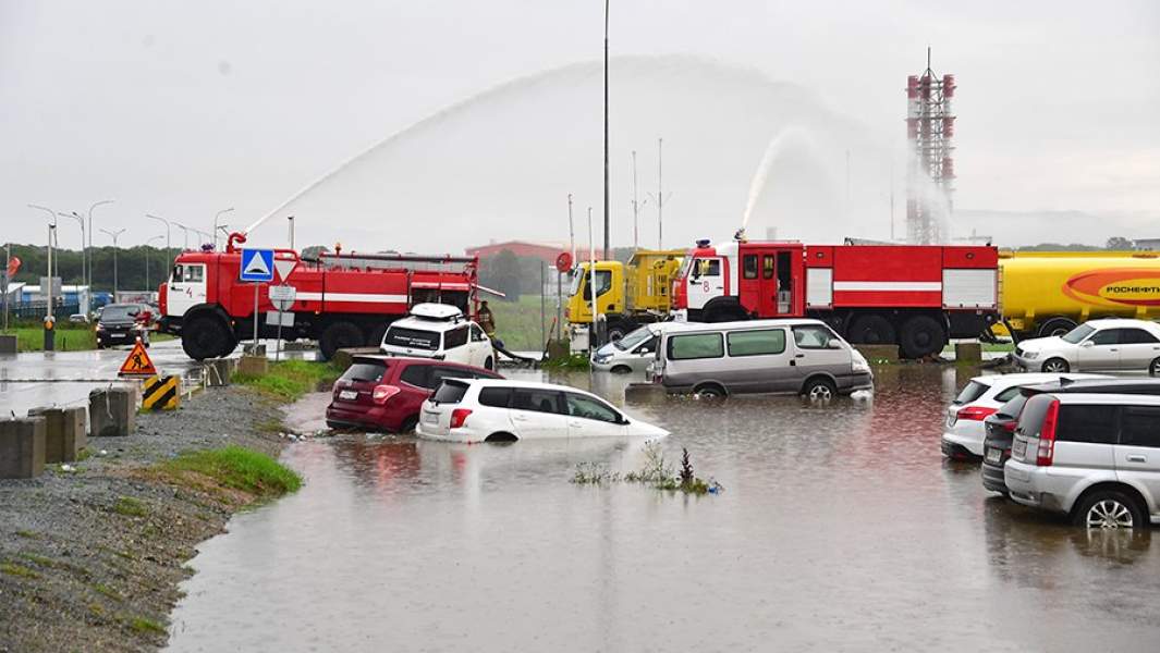 Автомобили на подтопленой парковке у международного аэропорта Владивосток
