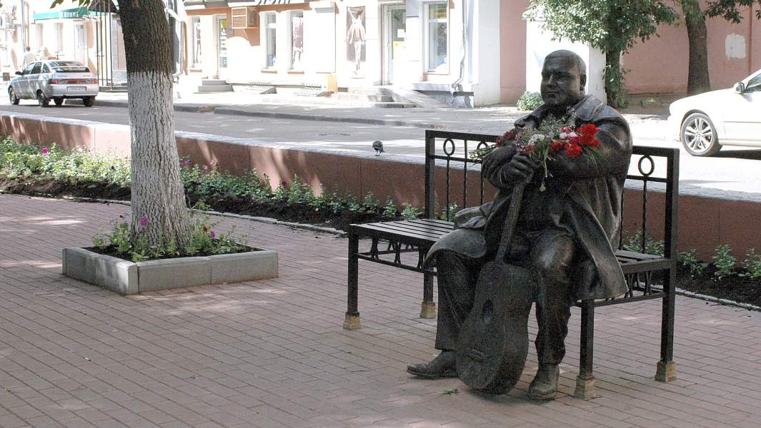 Памятник михаилу. Памятник Михаилу кругу Санкт Петербург. Памятник певцу Михаилу кругу. Открытие памятника Михаилу кругу Тверь. Памятника певцу Михаилу кругу в Твери.