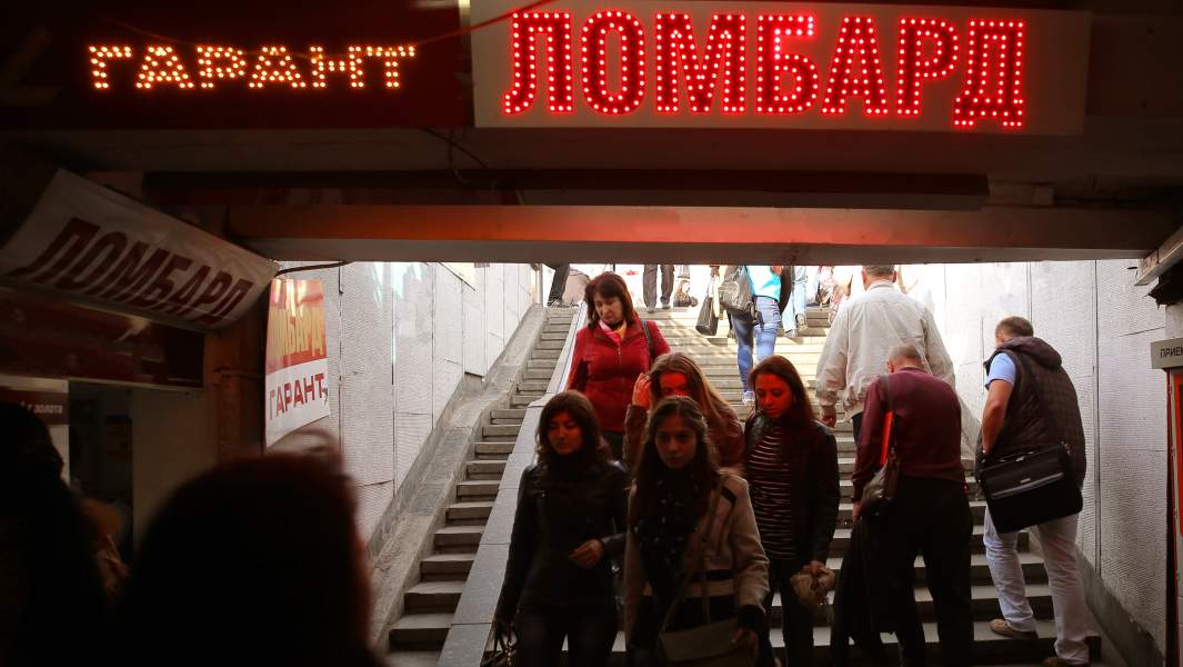 ломбард пешеходный переход люди и прохожие