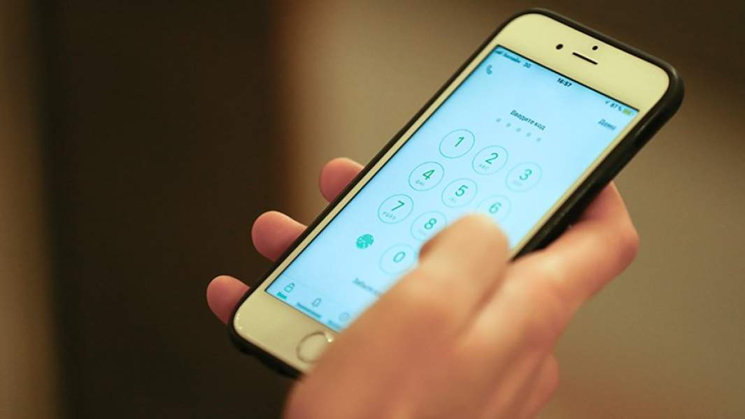 Вход в онлайн банк на экране смартфоне