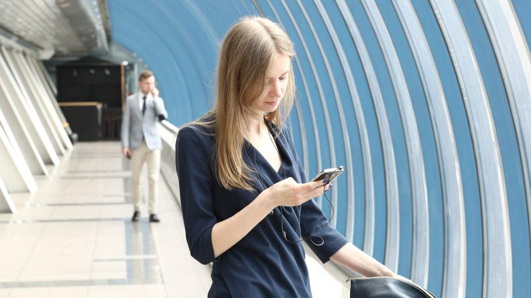 Девушка со смартфоном