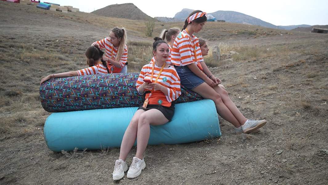 Участницы фестиваля отдыхают на разноцветных мягких бревнах