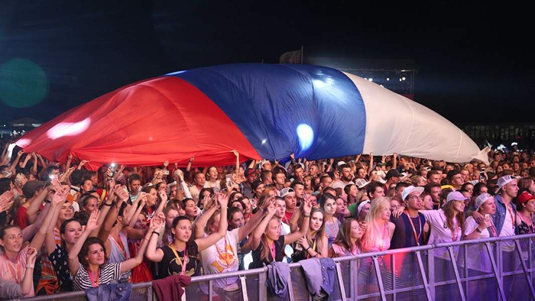 Флэшмоб, посвященный Дню государственного флага Российской Федерации, на церемонии открытия фестиваля творческих сообществ «Таврида-Арт»