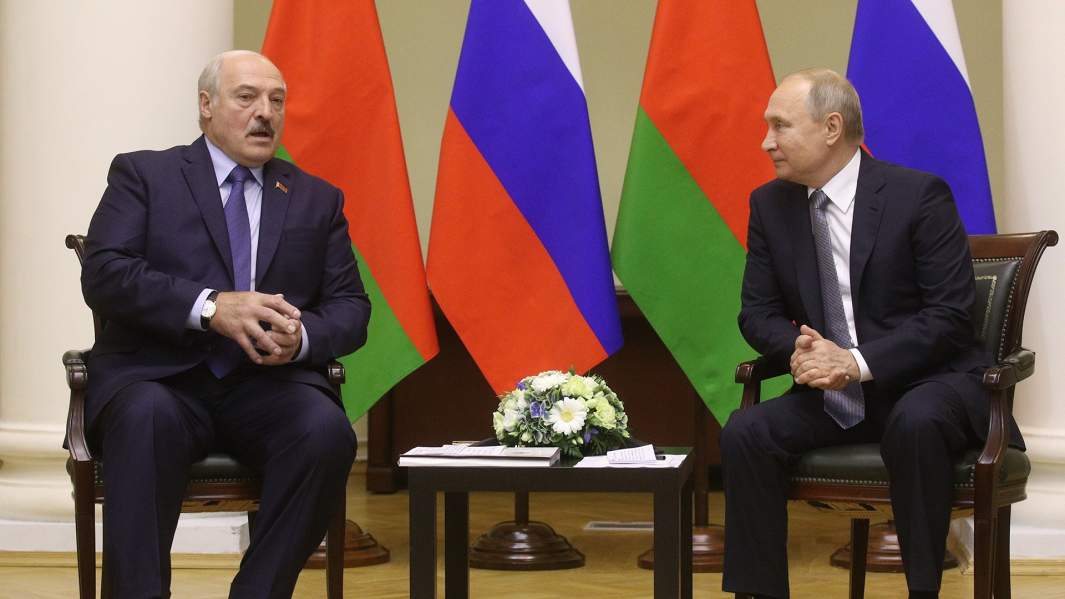 Президент РФ Владимир Путин и президент Белоруссии Александр Лукашенко во время беседы в Таврическом дворце. 18 июля 2019 года