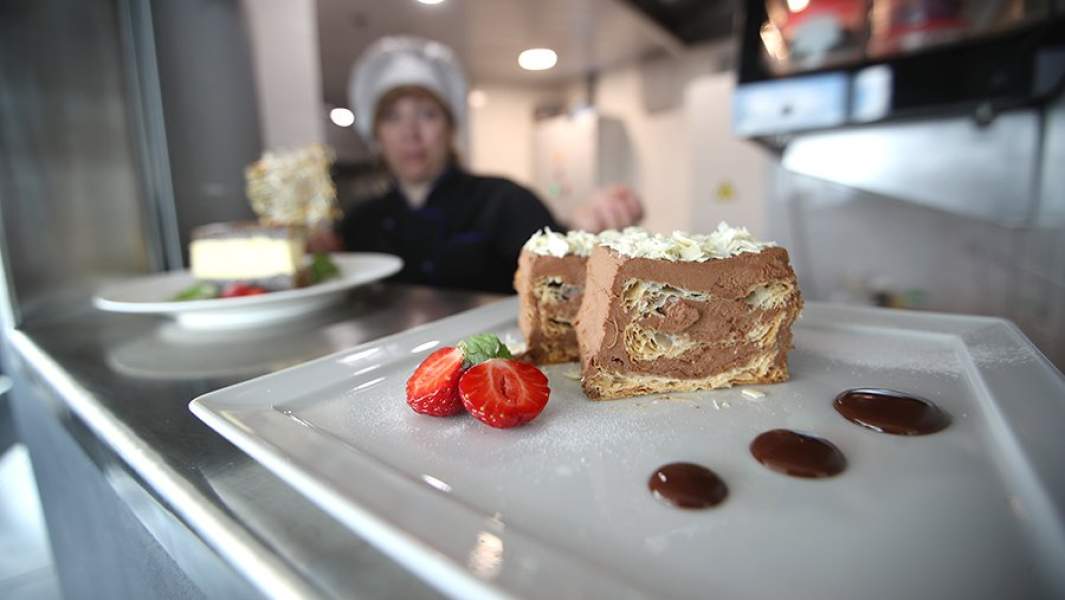 Стол выдачи блюд на кухне ресторана