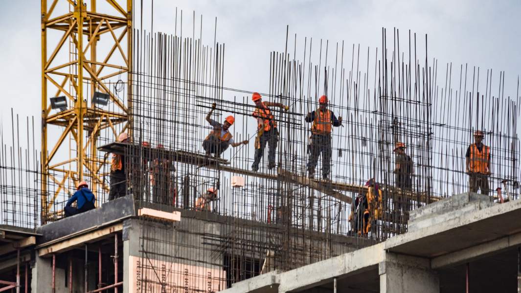 рабочие во время строительства здания