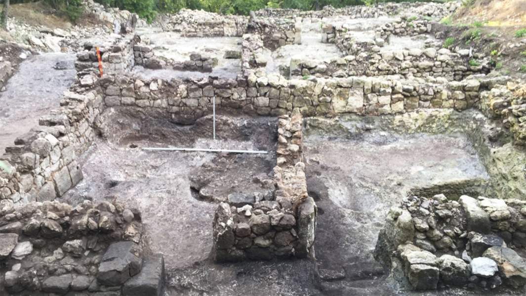 Сохранившиеся стены усадьбы