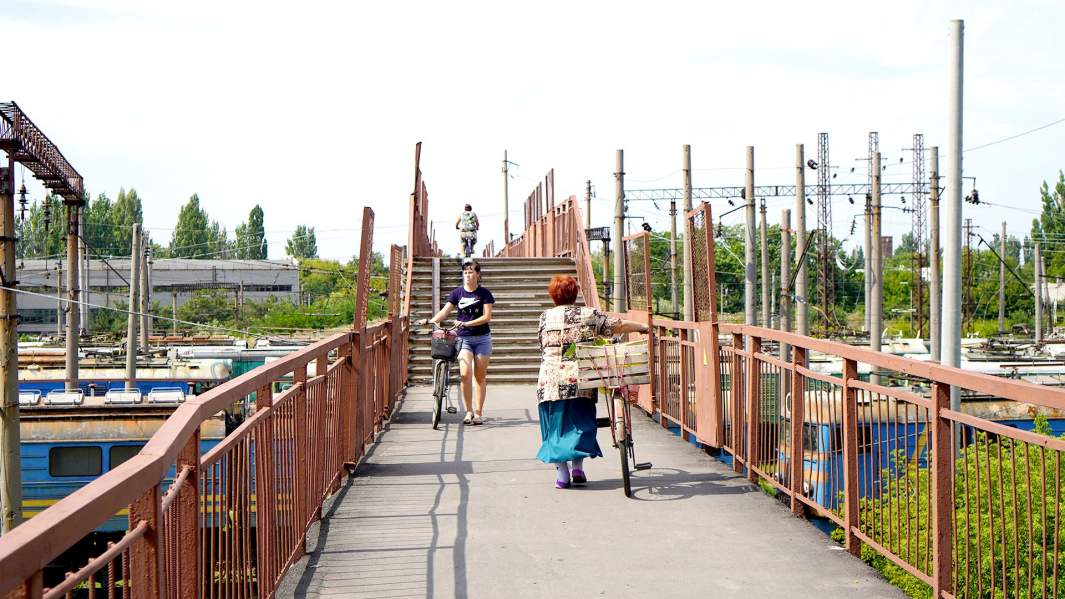 Железнодорожное сообщение практически сведено к нулю, но очень развит велосипедный транспорт